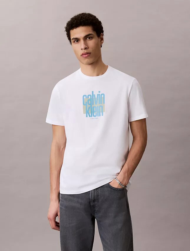 Modern Calvin Klein-T-shirt med grafiskt logo Modern Calvin Klein-T-shirt med grafiskt logo