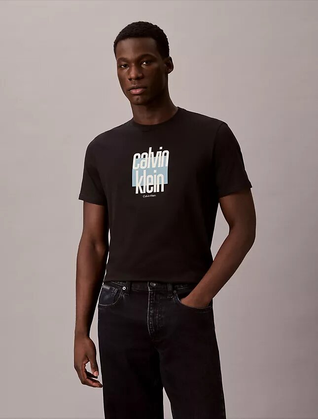 Modern Calvin Klein-T-shirt med grafiskt logo Modern Calvin Klein-T-shirt med grafiskt logo