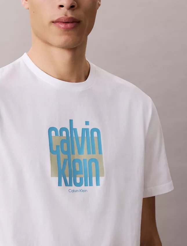Modern Calvin Klein-T-shirt med grafiskt logo Modern Calvin Klein-T-shirt med grafiskt logo