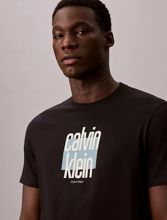Modern Calvin Klein-T-shirt med grafiskt logo Modern Calvin Klein-T-shirt med grafiskt logo