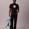 Modern Calvin Klein-T-shirt med grafiskt logo Modern Calvin Klein-T-shirt med grafiskt logo