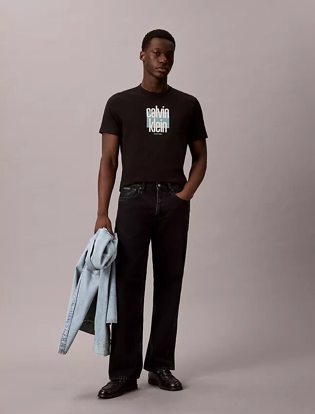 Modern Calvin Klein-T-shirt med grafiskt logo Modern Calvin Klein-T-shirt med grafiskt logo