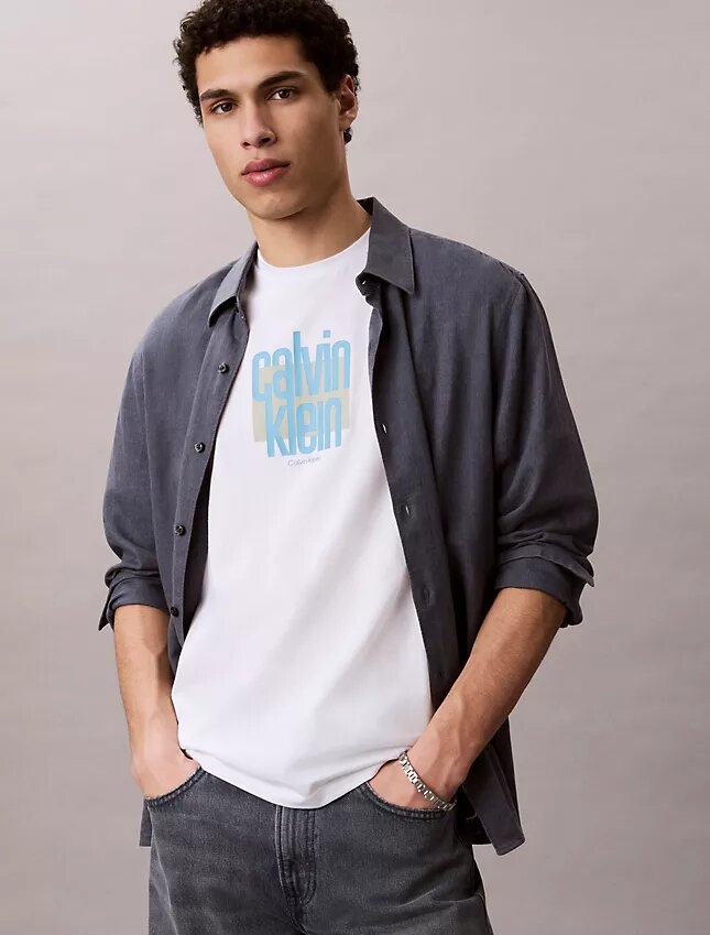 Modern Calvin Klein-T-shirt med grafiskt logo Modern Calvin Klein-T-shirt med grafiskt logo