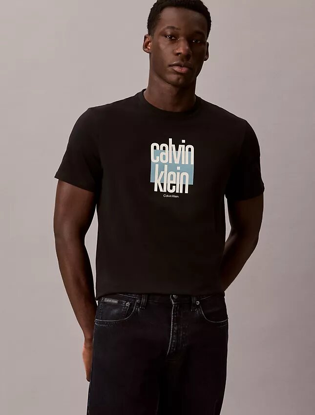 Modern Calvin Klein-T-shirt med grafiskt logo Modern Calvin Klein-T-shirt med grafiskt logo