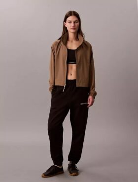Modern sportig vindjacka Modern sportig vindjacka