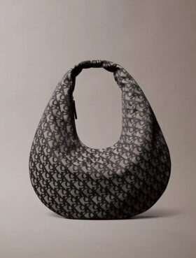 Monogram-axelväska med halvmåneform