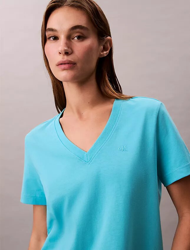 Monogram-T-shirt med V-ringning Monogram-T-shirt med V-ringning