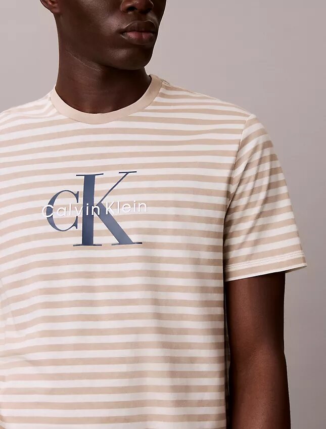 Monologo Classic T-shirt med grafiskt randmönster Monologo Classic T-shirt med grafiskt randmönster