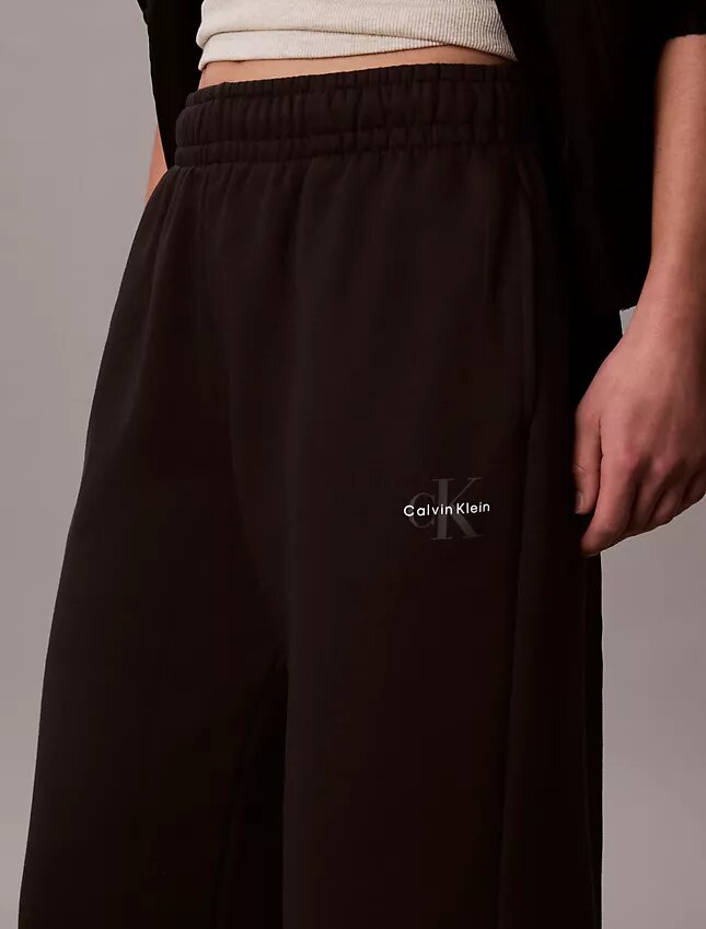 Monologo fleece-joggingbyxor med vida ben Monologo fleece-joggingbyxor med vida ben