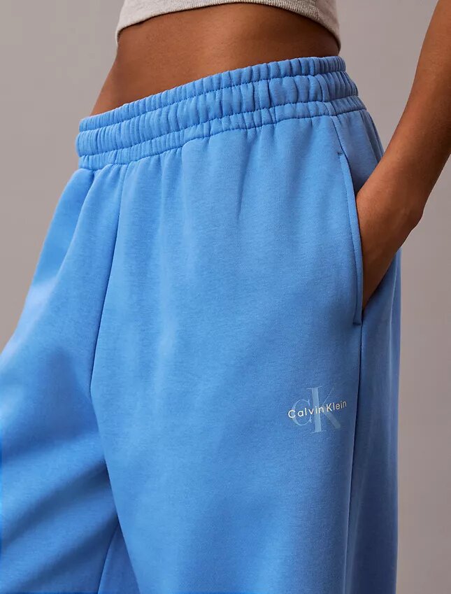 Monologo fleece-joggingbyxor med vida ben Monologo fleece-joggingbyxor med vida ben