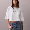Monologo kort T-shirt med boxig silhuett Monologo kort T-shirt med boxig silhuett