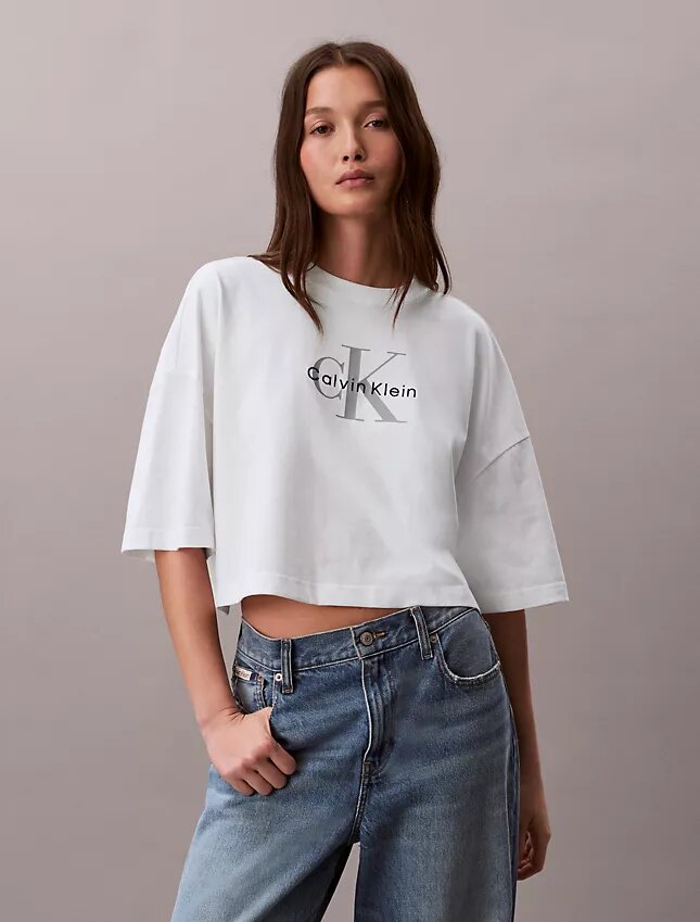 Monologo kort T-shirt med boxig silhuett Monologo kort T-shirt med boxig silhuett