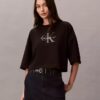 Monologo kort T-shirt med boxig silhuett Monologo kort T-shirt med boxig silhuett