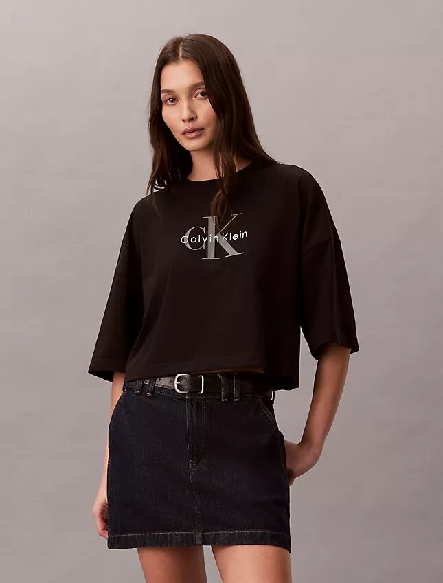 Monologo kort T-shirt med boxig silhuett Monologo kort T-shirt med boxig silhuett