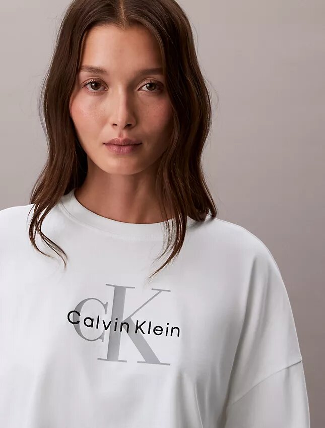 Monologo kort T-shirt med boxig silhuett Monologo kort T-shirt med boxig silhuett