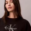 Monologo kort T-shirt med boxig silhuett Monologo kort T-shirt med boxig silhuett