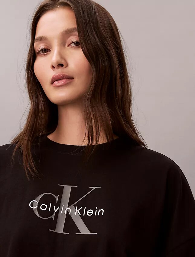 Monologo kort T-shirt med boxig silhuett Monologo kort T-shirt med boxig silhuett