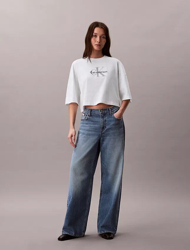 Monologo kort T-shirt med boxig silhuett Monologo kort T-shirt med boxig silhuett