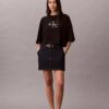 Monologo kort T-shirt med boxig silhuett Monologo kort T-shirt med boxig silhuett