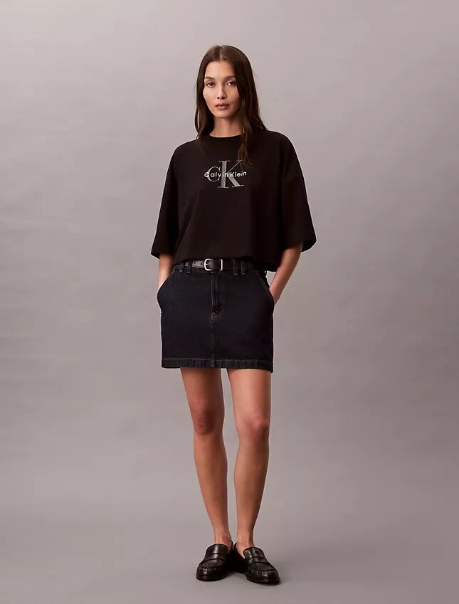 Monologo kort T-shirt med boxig silhuett Monologo kort T-shirt med boxig silhuett