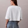 Monologo kort T-shirt med boxig silhuett Monologo kort T-shirt med boxig silhuett