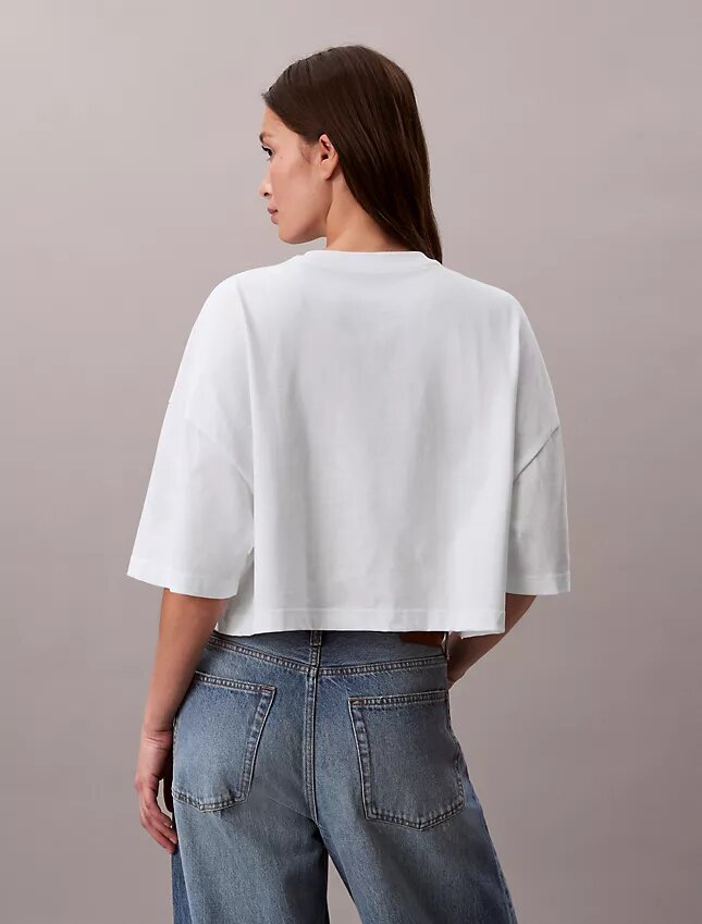Monologo kort T-shirt med boxig silhuett Monologo kort T-shirt med boxig silhuett