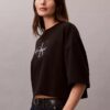 Monologo kort T-shirt med boxig silhuett Monologo kort T-shirt med boxig silhuett