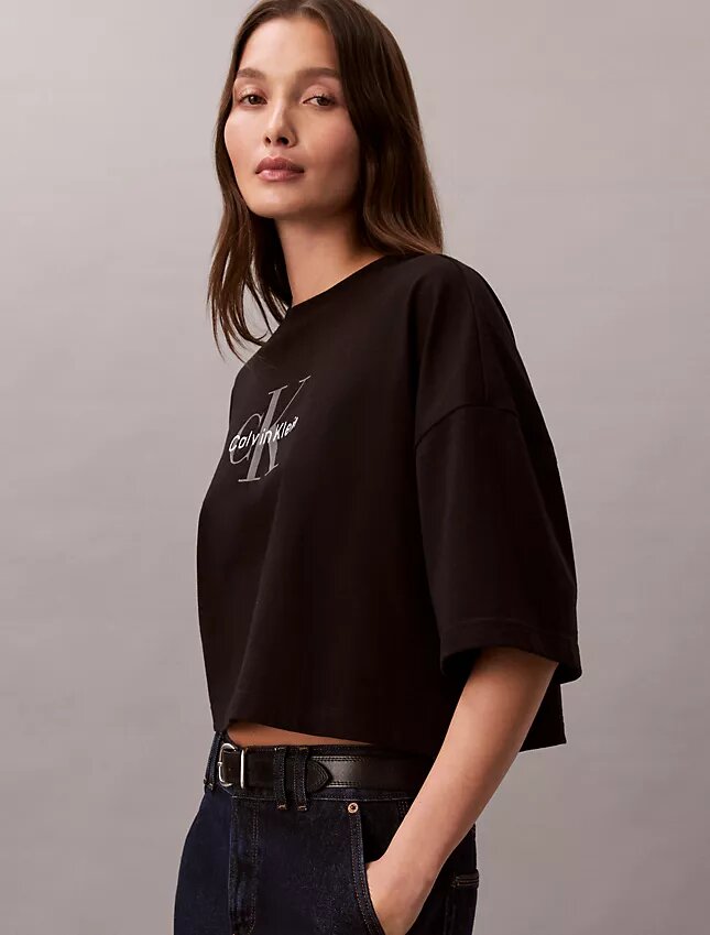 Monologo kort T-shirt med boxig silhuett Monologo kort T-shirt med boxig silhuett