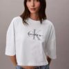 Monologo kort T-shirt med boxig silhuett Monologo kort T-shirt med boxig silhuett