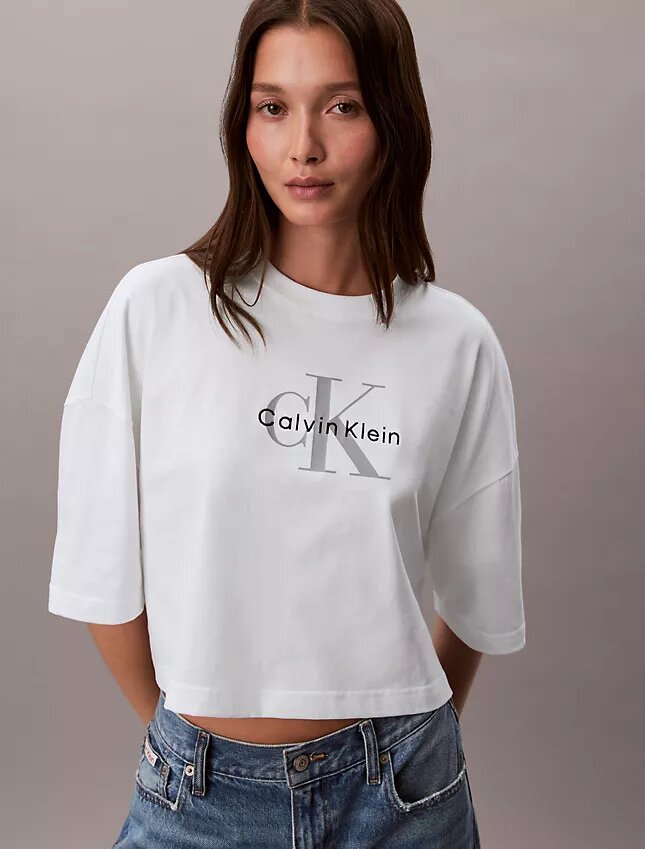 Monologo kort T-shirt med boxig silhuett Monologo kort T-shirt med boxig silhuett