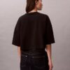 Monologo kort T-shirt med boxig silhuett Monologo kort T-shirt med boxig silhuett