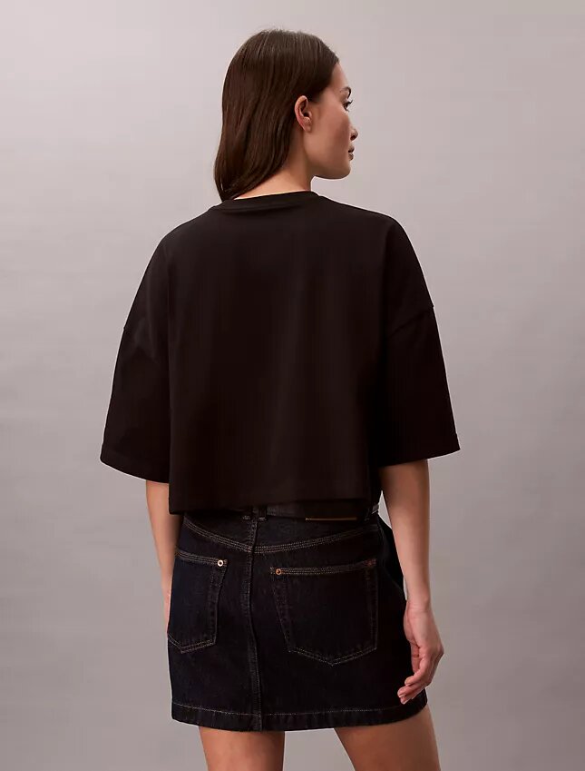 Monologo kort T-shirt med boxig silhuett Monologo kort T-shirt med boxig silhuett