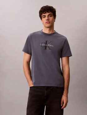 Monologo-T-shirt med syratvätt