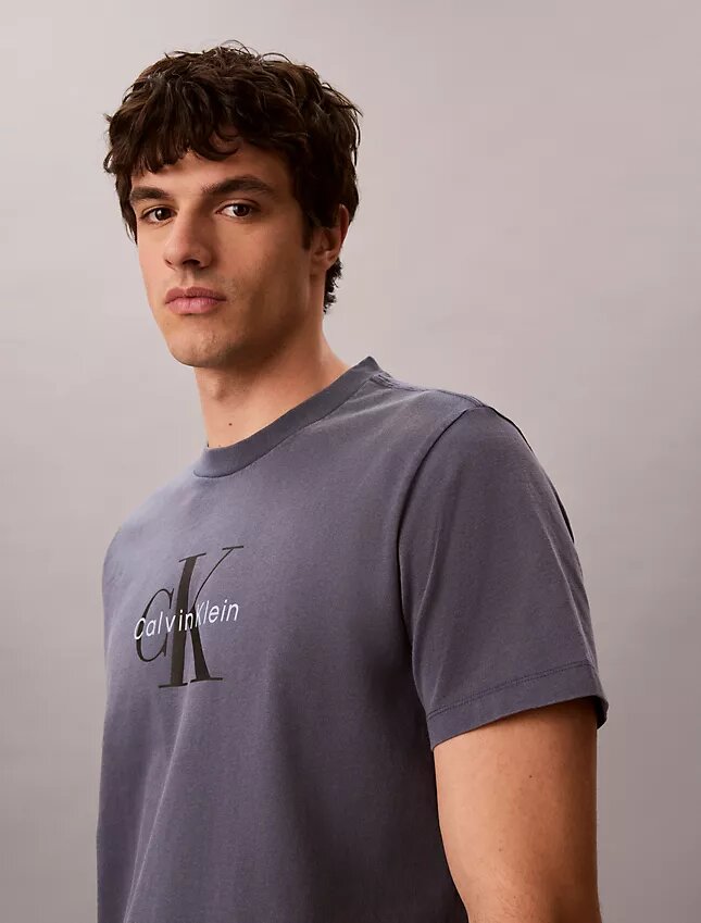 Monologo-T-shirt med syratvätt Monologo-T-shirt med syratvätt