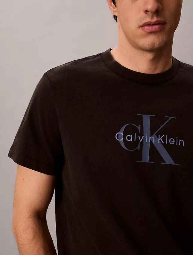 Monologo-T-shirt med syratvätt Monologo-T-shirt med syratvätt