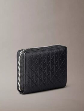 Myntficka med dragkedja och präglat monogrammotiv över hela ytan