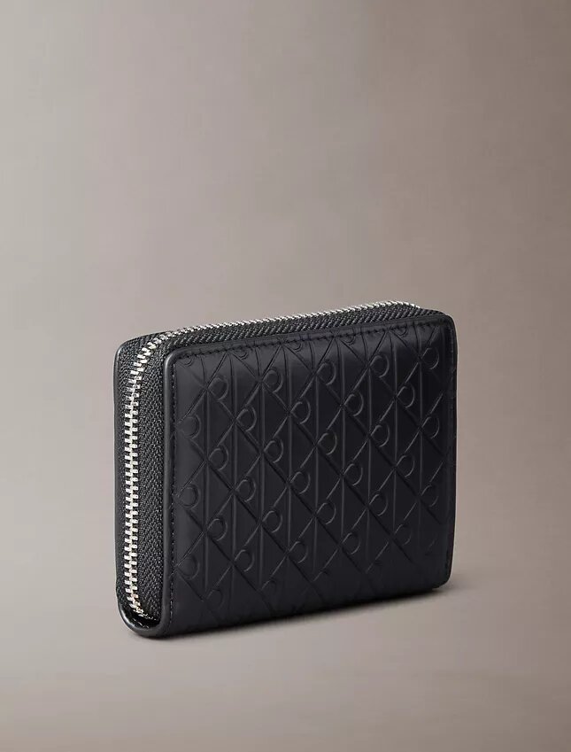 Myntficka med dragkedja och präglat monogrammotiv över hela ytan Myntficka med dragkedja och präglat monogrammotiv över hela ytan