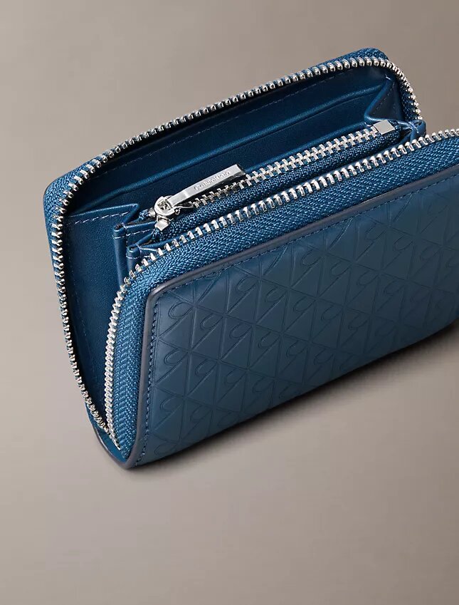 Myntficka med dragkedja och präglat monogrammotiv över hela ytan Myntficka med dragkedja och präglat monogrammotiv över hela ytan