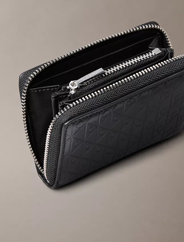 Myntficka med dragkedja och präglat monogrammotiv över hela ytan Myntficka med dragkedja och präglat monogrammotiv över hela ytan