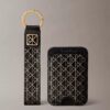 Nyckelring och kortfodral med Monogram-mönster över hela ytan Nyckelring och kortfodral med Monogram-mönster över hela ytan