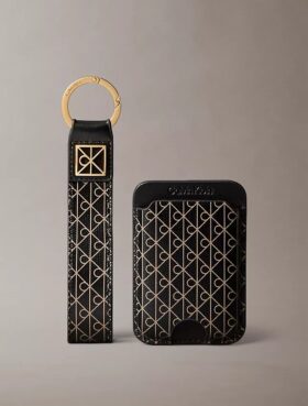 Nyckelring och kortfodral med Monogram-mönster över hela ytan