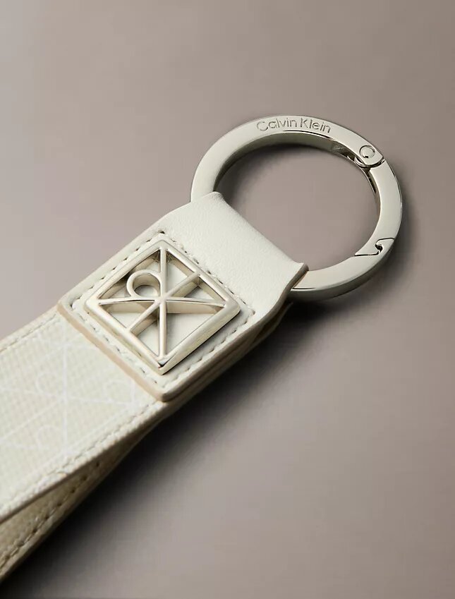 Nyckelring och kortfodral med Monogram-mönster över hela ytan Nyckelring och kortfodral med Monogram-mönster över hela ytan