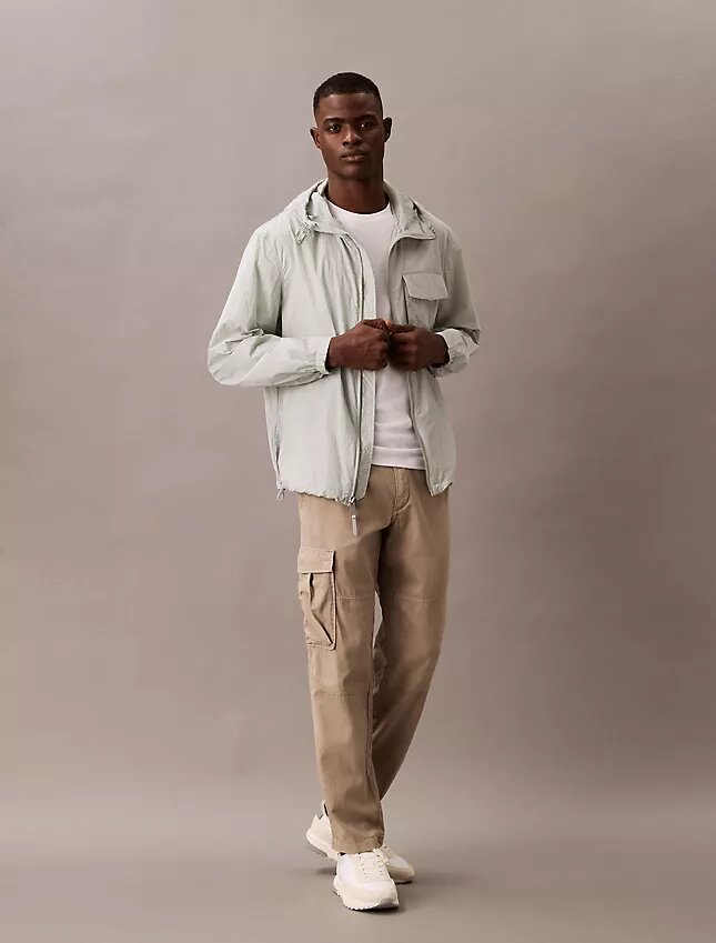 Nylonjacka med huva i avslappnad passform Nylonjacka med huva i avslappnad passform