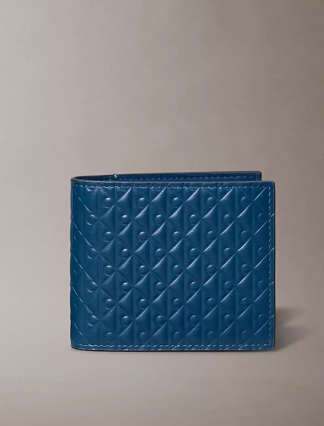 Präglad bifold-plånbok med Monogram-mönster över hela ytan och myntficka Präglad bifold-plånbok med Monogram-mönster över hela ytan och myntficka