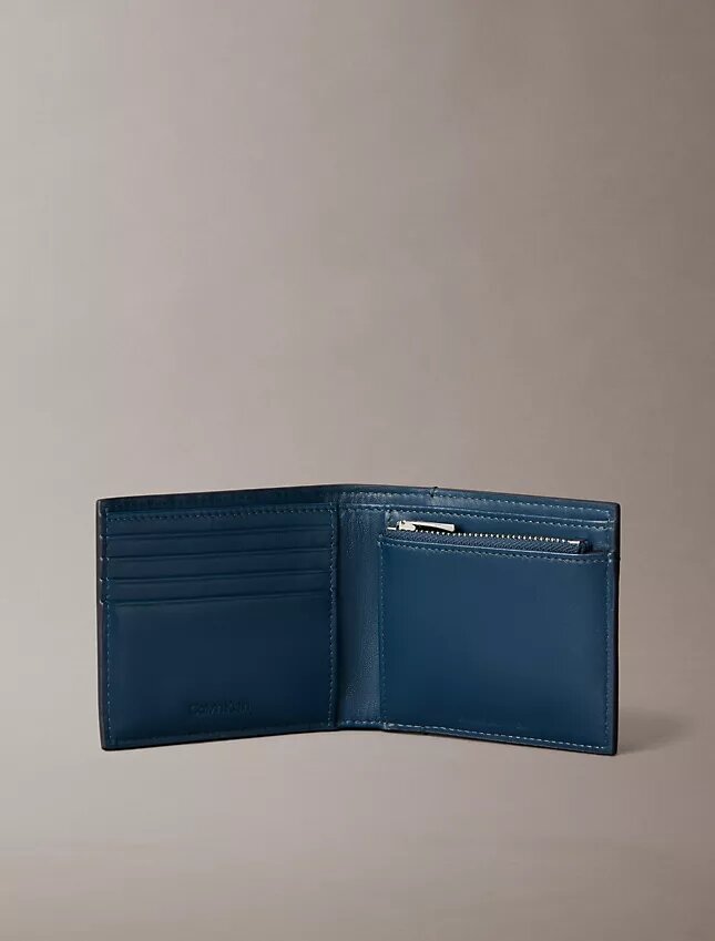 Präglad bifold-plånbok med Monogram-mönster över hela ytan och myntficka Präglad bifold-plånbok med Monogram-mönster över hela ytan och myntficka