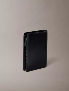 Präglad bifold-plånbok med myntficka Präglad bifold-plånbok med myntficka