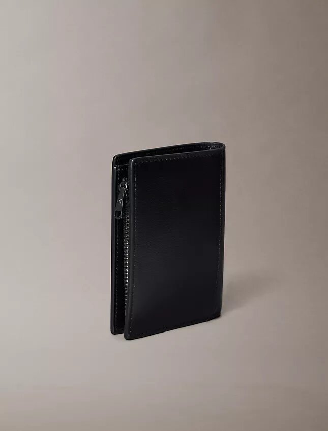 Präglad bifold-plånbok med myntficka Präglad bifold-plånbok med myntficka