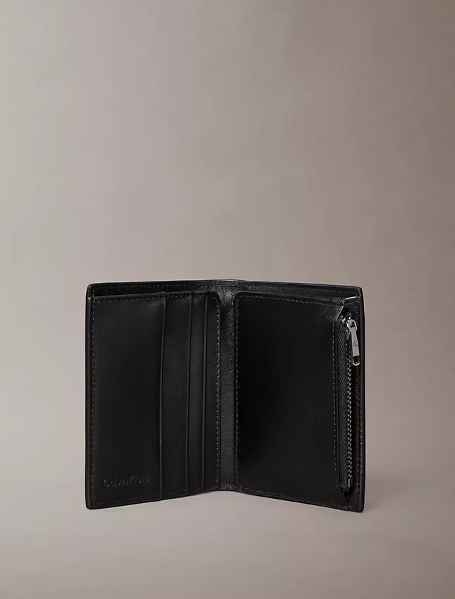 Präglad bifold-plånbok med myntficka Präglad bifold-plånbok med myntficka