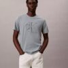 Präglad Monogram-T-shirt i klassisk stil Präglad Monogram-T-shirt i klassisk stil