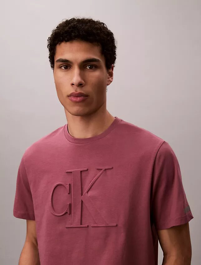 Präglad Monogram-T-shirt i klassisk stil Präglad Monogram-T-shirt i klassisk stil